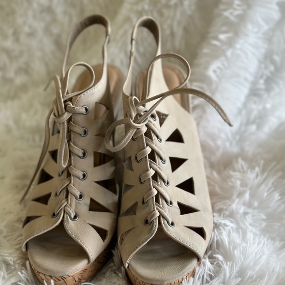 Kate Perry Wedges - Picture 2 of 3